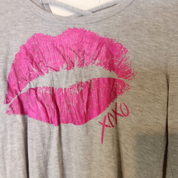 Stylish Gray Long Sleeve Top with Pink Lip Design - Picture 2 of 4